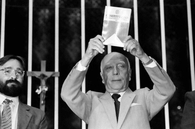 O gesto histórico de Ulysses Guimarães, no plenário da Câmara, com a Constituição de 1988 - (crédito: Agência Brasil)