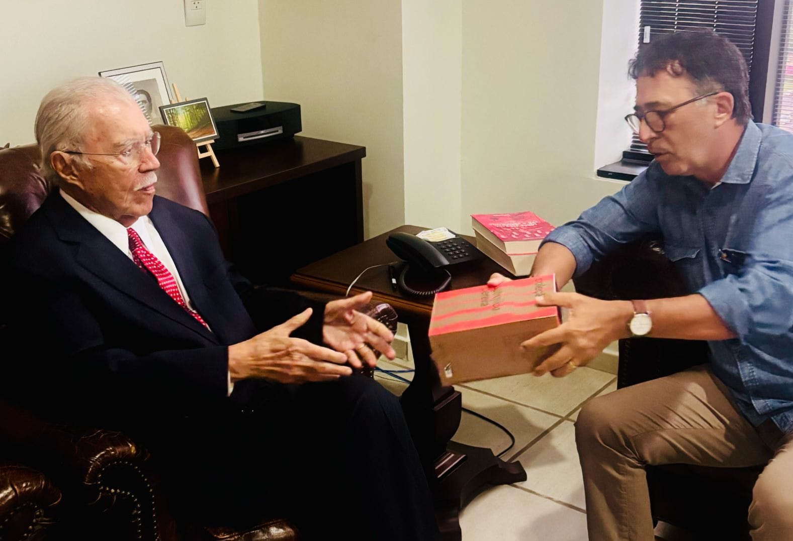 Marcelo Aguiar entrega exemplares de livros da FAP a Jose Sarney