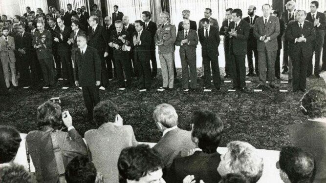 Sarney dá posse aos ministros em uma cerimônia rápida, mas emocionada, na qual frisou a fidelidade a Tancredo - (crédito: Arquivo/CB/D.A Press)